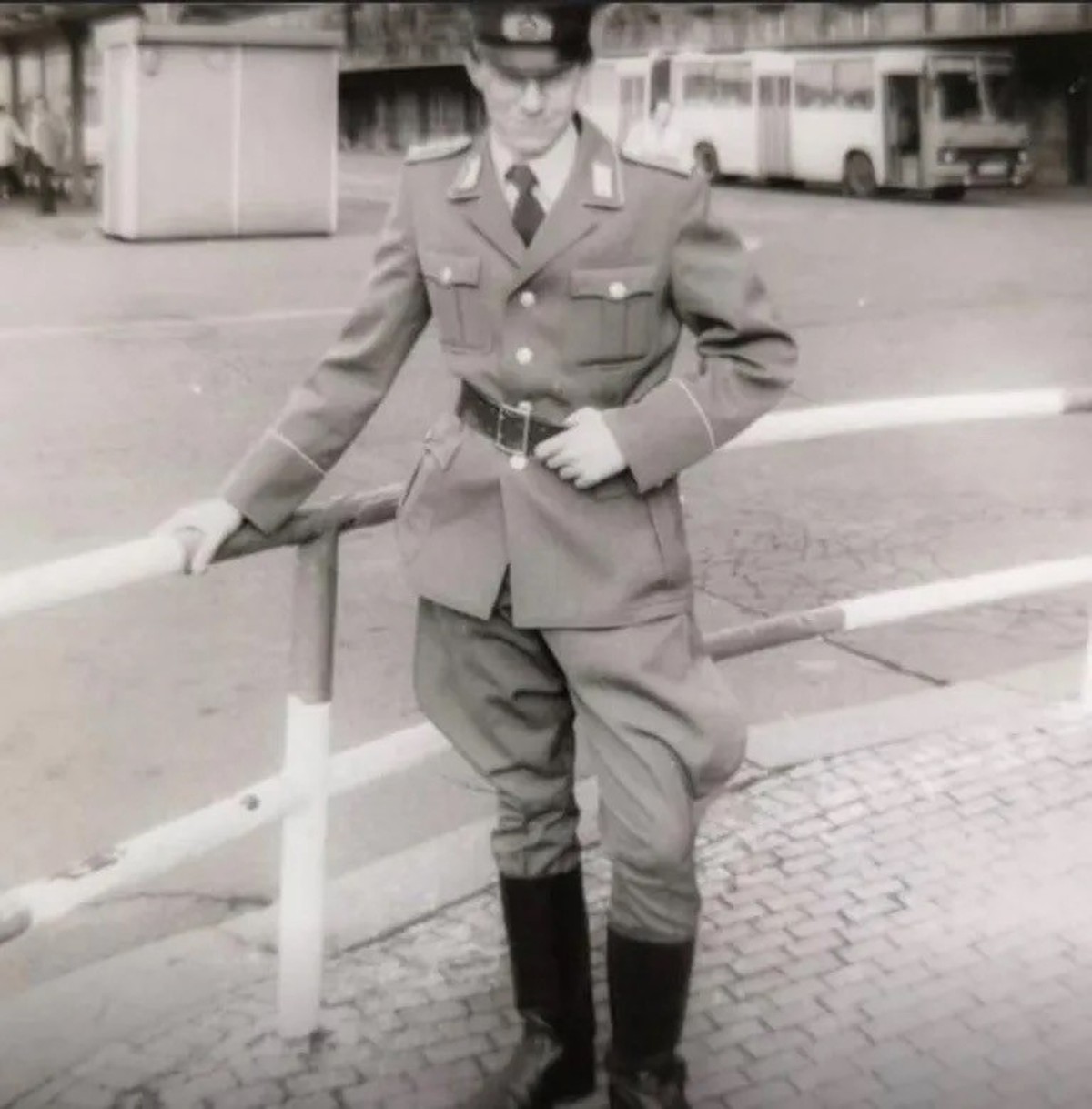 In Uniform: In der NVA erhielt Sven B. eine Schiess- und Sprengstoffausbildung und diente selbst als Ausbilder. Das Foto entstand kurz vor der Wende am Leipziger Hauptbahnhof.