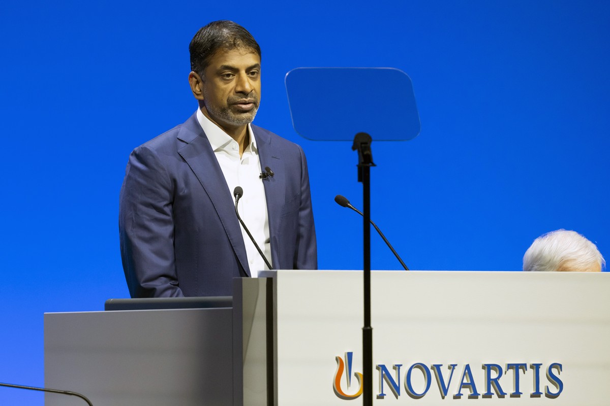 Vas Narasimhan, CEO des Schweizer Pharmakonzerns Novartis, spricht waehrend der Generalversammlung, in der St. Jakobshalle in Basel, am Dienstag, 5. Maerz 2024. (KEYSTONE/Georgios Kefalas)