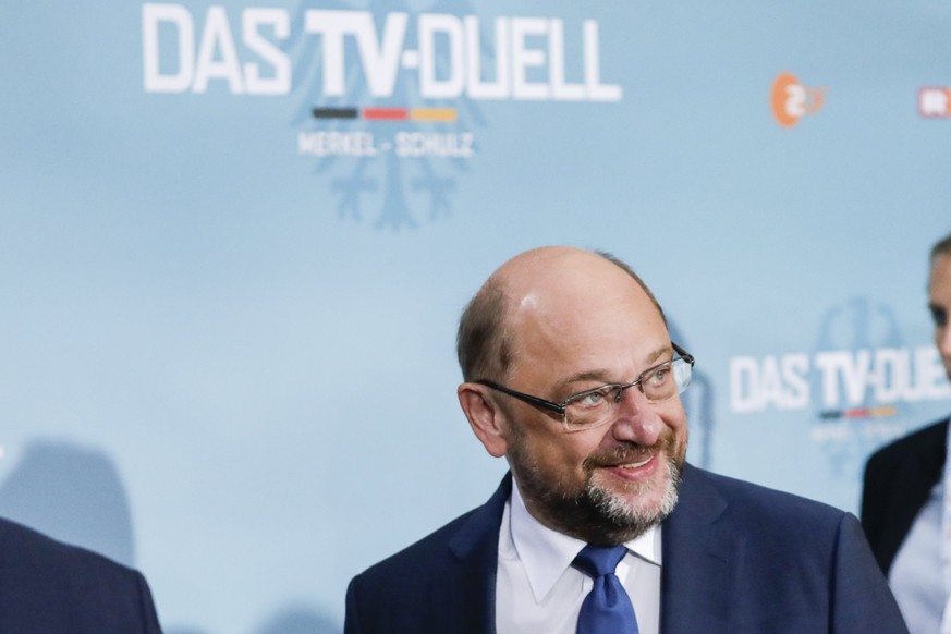 epa06181621 Martin Schulz (C), German Chancellor candidate and leader of the Social Democartic Party (SPD), arrives to the TV debate with German Chancellor Angela Merkel, in front of the TV studio in  ...