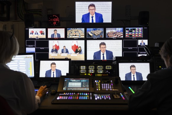 KEYPIX - Bundesrat Albert Roesti erscheint auf Bildschirmen im Regieraum des SRF im Medienzentrum des Bundeshauses, waehrend einer Medienkonferenz zur Volksinitiative "200 Franken sind genug! (SR ...