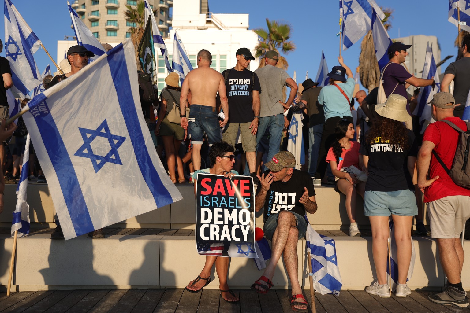 epaselect epa10753975 Anti-government protesters demonstrate against the justice system reform in front of the USA embassy in Tel Aviv, Israel, 18 July 2023. Mass protests continue across the country  ...