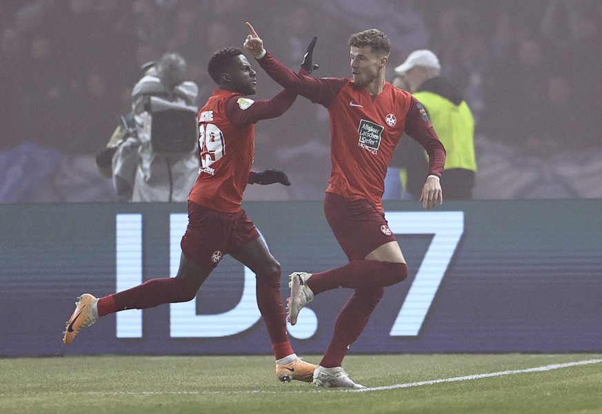 epa11116561 Kaiserslautern?s Jan Elvedi (R) celebrates with teammate Richmond Tachie after scoring the 0-1 lead during the German DFB Cup quarter final soccer match between Hertha BSC and 1. FC Kaiser ...