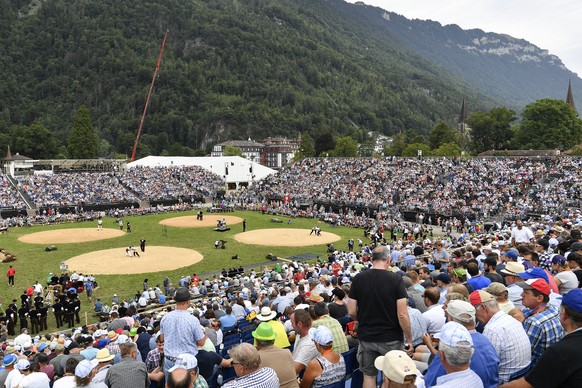 Zuschauer verfolgen das Geschehen in der Arena am Unspunnen Schwinget, am Sonntag, 27. August 2017, in Interlaken. (KEYSTONE/Peter Schneider)