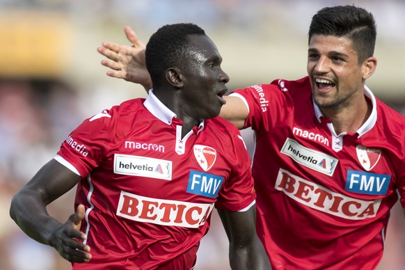 L&#039;auteur du premier but l&#039;attaquant valaisan Moussa Djitte, gauche, celebre avec son coequipier le defenseur valaisan Branco Raphael Rossi, droite, lors de la rencontre de football du 2eme t ...