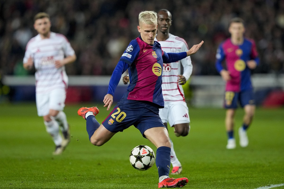 epa11742565 FC Barcelona's Dani Olmo in action during the UEFA Champions League soccer match between FC Barcelona and Stade Brestois (Brest) in Barcelona, Spain, 26 November 2024. EPA/Alejandro G ...