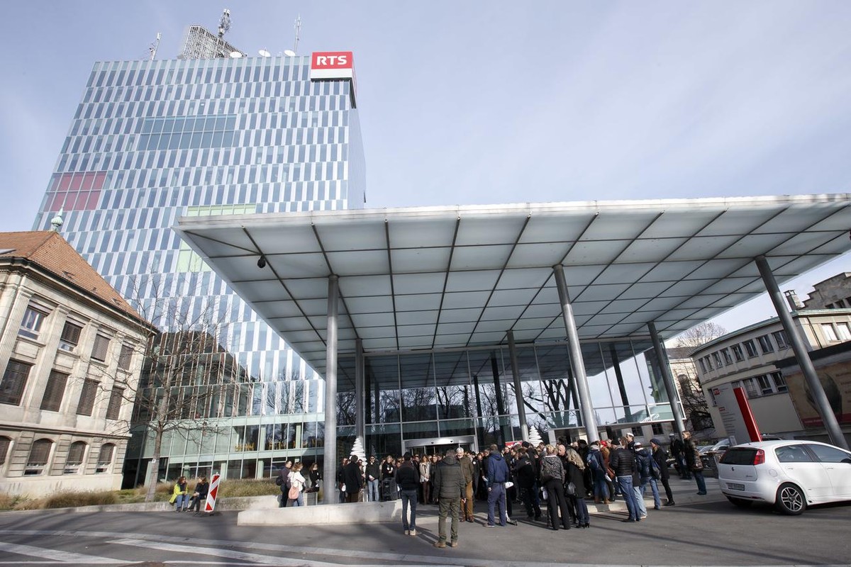 Des employés de la RTS manifestent contre les mesures de licenciements et d'économie à l'appel du syndicat SSM devant la tour de la RTS en novembre 2015 à Genève.