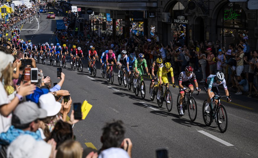 epa10061941 Riders in action during the 8th stage of the Tour de France 2022 over 186.3km from Dole to Lausanne, Switzerland, 09 July 2022. EPA/JEAN-CHRISTOPHE BOTT