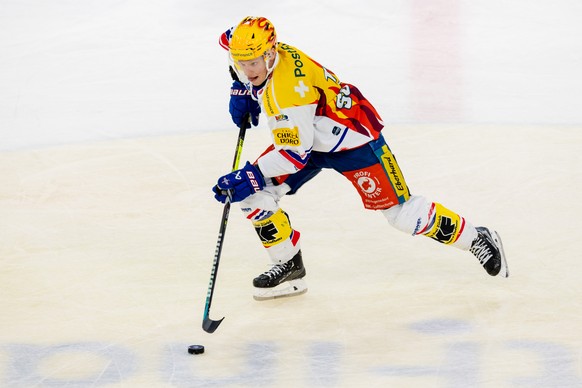 PostFinance Top Scorer Miro Aaltonen (EHCK) im Spiel der Eishockey National League zwischen dem EV Zug, EVZ, und dem EHC Kloten, EHCK, am Dienstag, 26. November 2024 in der Bossard Arena in Zug. (Post ...