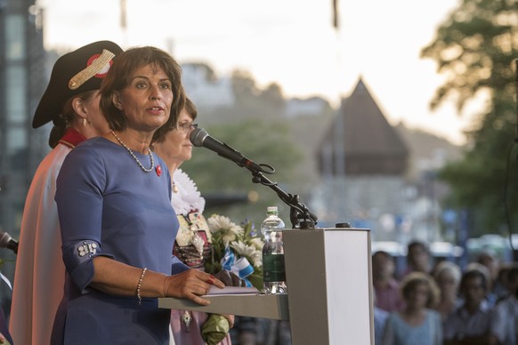 Die Bundespraesidentin Doris Leuthard bei ihrer Rede anlaesslich der 1. August feierlichkeiten der CVP Luzern vom Montag, 31. Juli 2017 vor dem KKL in Luzern. (KEYSTONE/Urs Flueeler)