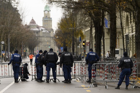 Polizisten stellen einen Schutzzaun vor dem Bundeshaus auf, am Sonntag, 28. November 2021, in Bern. Erstmals wird an einem Abstimmungssonntag der Bundesplatz abgeriegelt. Die Gegner des Covid-19-Geset ...