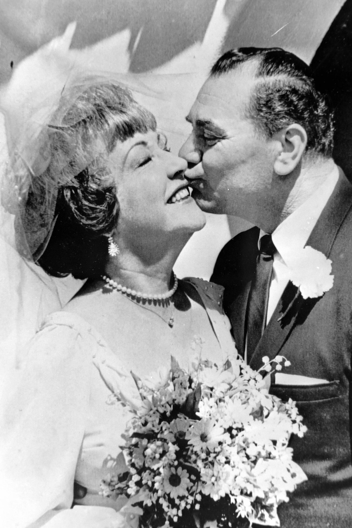 ETHEL MERMAN WEDS ERNEST BORGNINE IN BEVERLY HILLS, CALIFORNIA / ; 29 JUNE 1964,