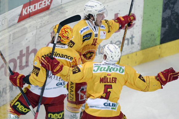 Die Tigers mit Torschuetze Tobias Bucher, Mitte, Chris DiDomenico, links, und Yves Mueller, rechts, jubeln ueber das 1-3 beim Auf-/Abstiegsplayoff Eishockey Ligaqualifikationsspiel der NLA/NLB zwische ...