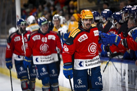 Der Davoser PostFinance Top Scorer Matej Stransky beim Abklatschen nach seinem Treffer zur zum 6:3 Endstand, im Eishockey-Qualifikationsspiel der National League zwischen dem HC Davos und den SCL Tige ...