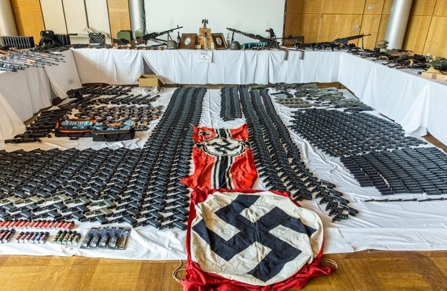 Viele Waffen und Nazi-Devotionalien: Die Ermittlungen belegen laut Mitteilung die Vernetzung in die rechtsextreme Szene und Kontakte des Motorclubs (MC) Bandidos ins Ausland.