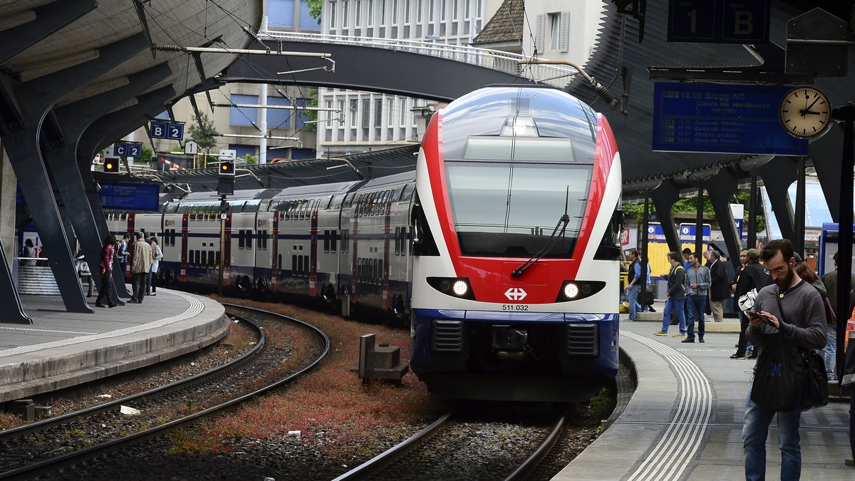 ZUR HEUTIGEN MEDIENKONFERENZ DER SBB UEBER DIE ZIELVEREINBARUNGEN 2016-2021 FUER DIE ZUERCHER S-BAHN, STELLEN WIR IHNEN AM DIENSTAG, 13. SEPTEMBER 2016, FOLGENDES ARCHIVBILD ZUR VERFUEGUNG - Ein Zug f ...