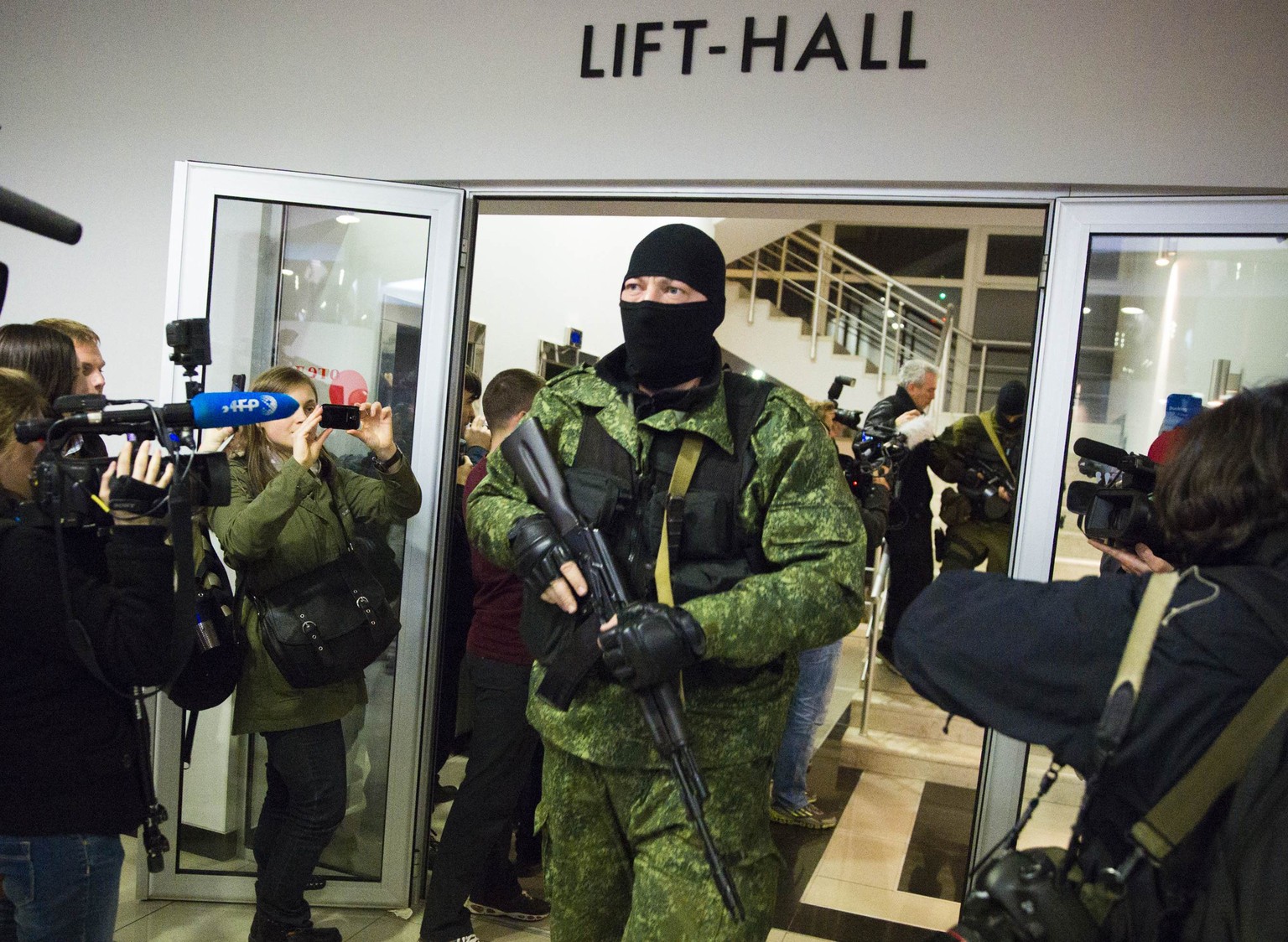 «Wir haben schon eine Kamera zerschlagen»: Das Hotel Moskau in Simferopol wird am Samstag Abend von Bewaffneten gestürmt. &nbsp;