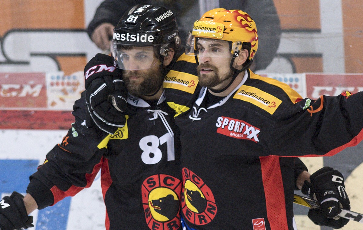 Berns Mark Arcobello, rechts, und Thomas Ruefenacht feiern den Treffer zum 5:1 im fuenften Eishockey Playoff Finalspiel der National League A zwischen dem SC Bern und dem EV Zug am Samstag, 15. April  ...