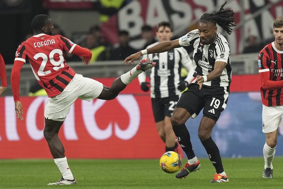 AC Milan&#039;s Youssouf Fofana, left, and Juventus&#039; Khephren Thuram fight for the ball during the Serie A soccer match between AC Milan and Juventus at the San Siro stadium in Milan, Italy, Satu ...