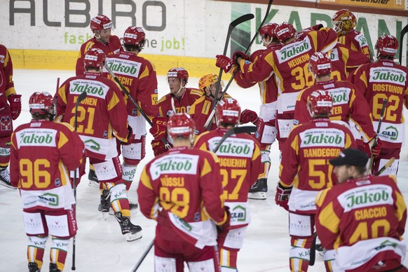 Tigers Spieler jubeln nach dem Meisterschaftsspiel der National League, zwischen den SCL Tigers und den ZSC Lions, am Dienstag 17. Oktober 2017 in der Ilfishalle in Langnau. (KEYSTONE/Marcel Bieri)