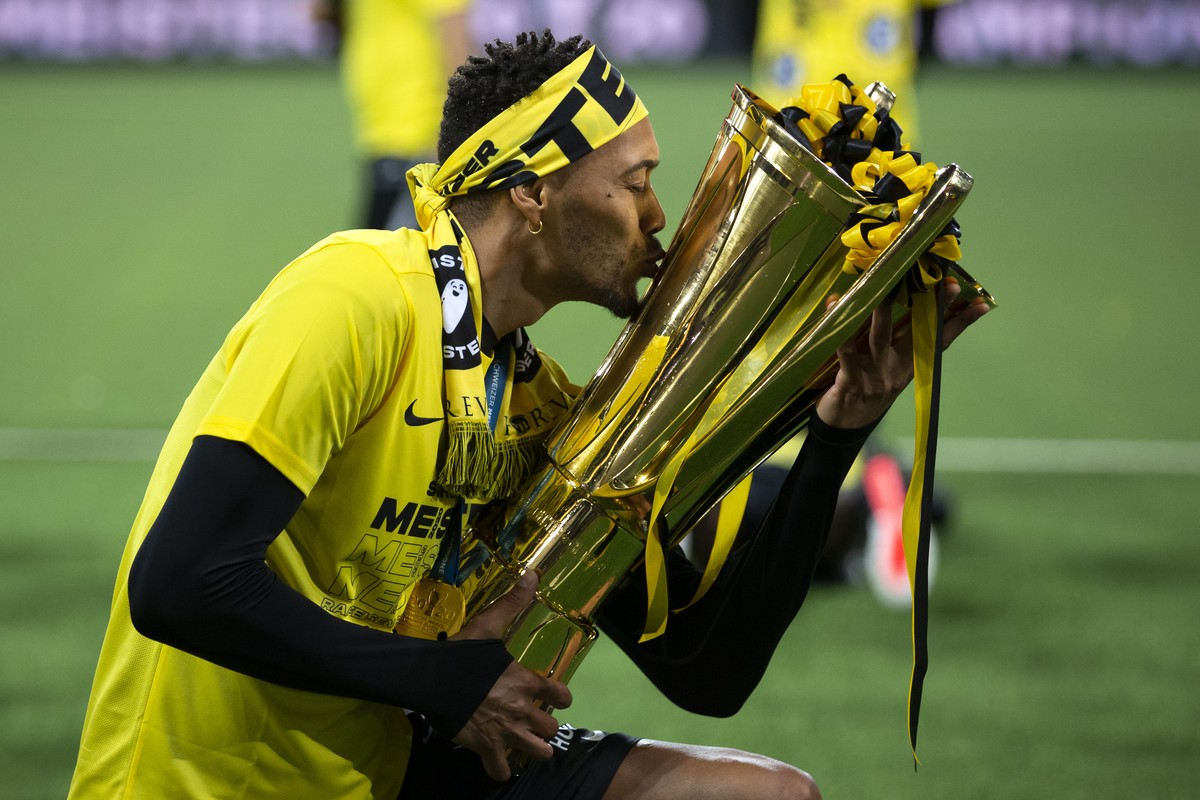 YBs Guillaume Hoarau posiert mit dem Pokal nach dem Super League Spiel zwischen dem BSC Young Boys Bern und dem FC St. Gallen, am Montag, 3. August 2020 im Stadion Wankdorf in Bern. (KEYSTONE/Peter Kl ...