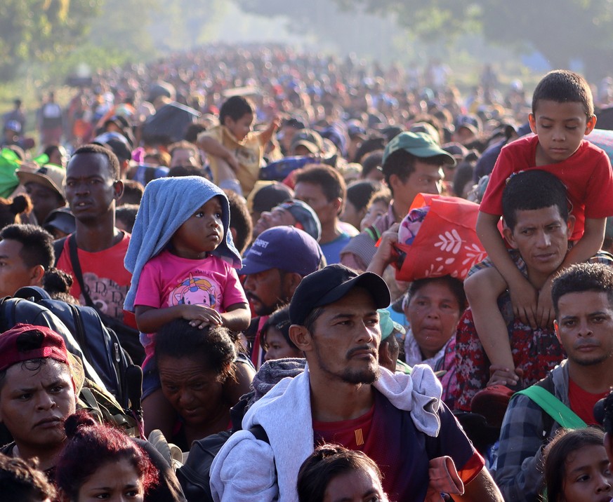 epa11045003 Migrants walk in a caravan heading to the northern border with the US, in the municipality of Huixtla in Chiapas, Mexico, on 26 December 2023. A caravan of more than 6,000 migrants is adva ...