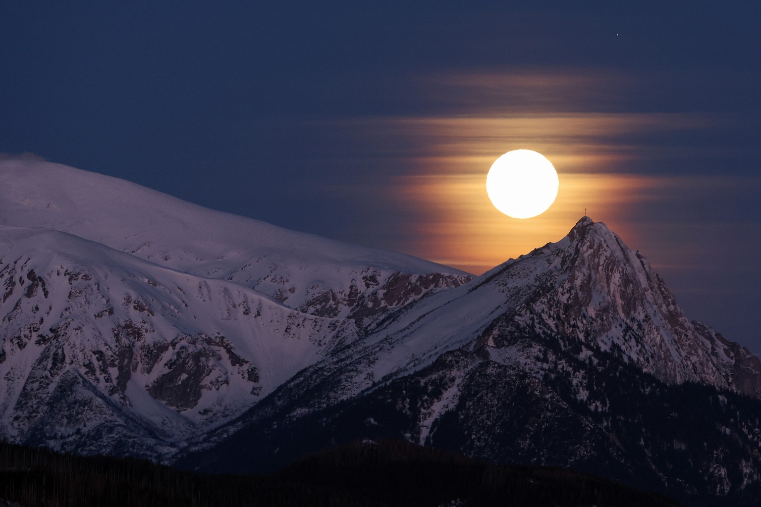 epa12028838 Morning moonset over Giewont in the Tatra Mountains, south Poland, 13 April 2025, during the Full Pink Moon. EPA/GRZEGORZ MOMOT POLAND OUT