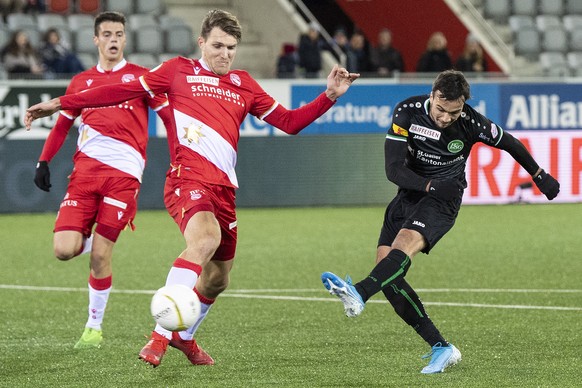 St.Gallens Jeremy Guillemenot, rechts, trifft egegn Thuns Nikki Havenaar zum 4:1 im Fussball Meisterschaftsspiel der Super League zwischen dem FC Thun und dem FC St. Gallen, am Sonntag, 8. Dezember 20 ...