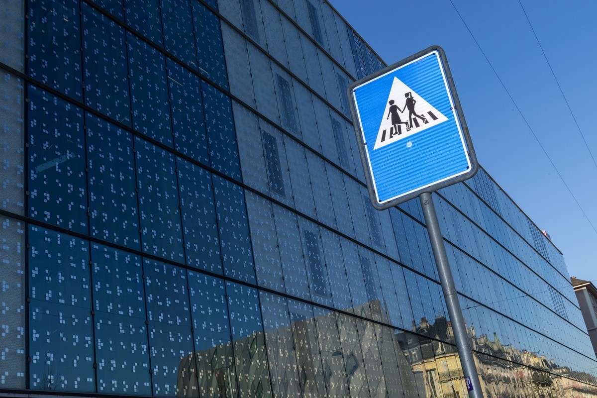 Un des nouveaux panneau signalant un passages pour pietons de signalisation feminises est photographie, ce jeudi 16 janvier 2020 a Geneve. La Ville de Geneve passe de la parole aux actes et, pour accr ...