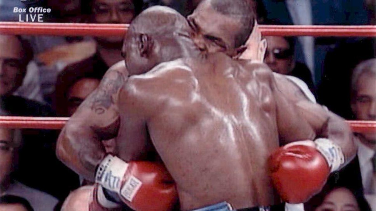 Tyson-beisst-im-legend-rsten-aller-Boxk-mpfe-ein-St-ck-von-Holyfields-Ohr-ab