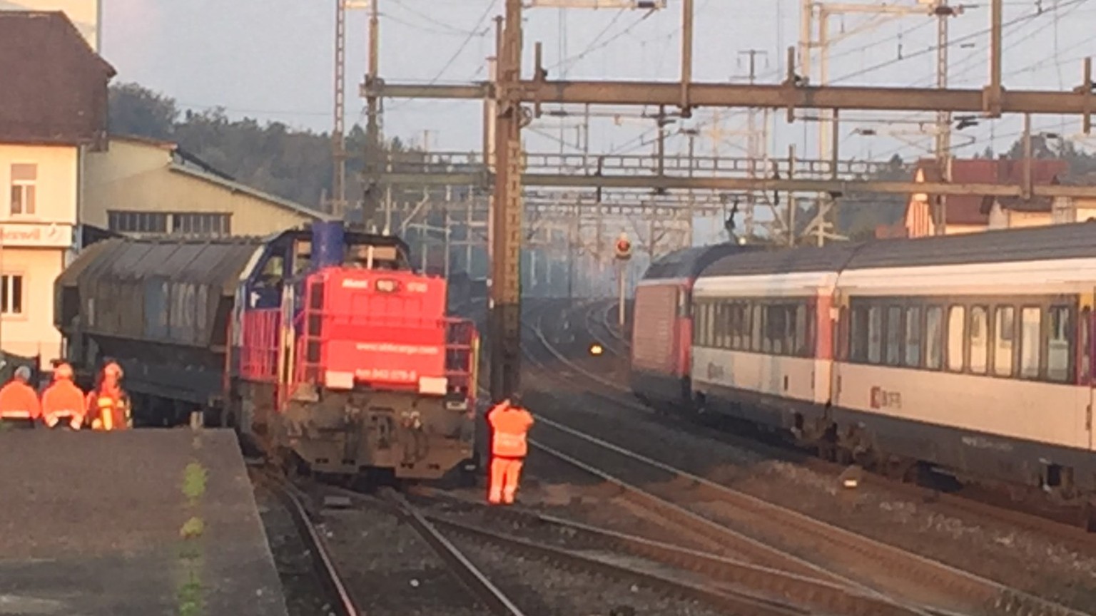 Beim Bahnhof in Rupperswil ist auf einem Zubringergleis eine Rangierlok entgleist.