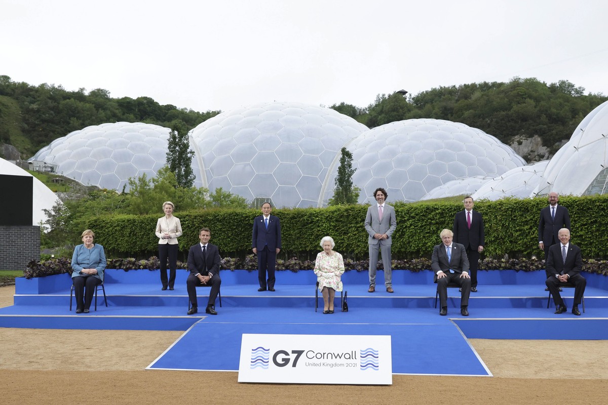 epa09263425 A handout photo made available by 10 Donwing Street shows Britain's Queen Elizabeth II (C) posing with dignitaries for a family photo prior a reception at the G7 summit in St Austell, ...