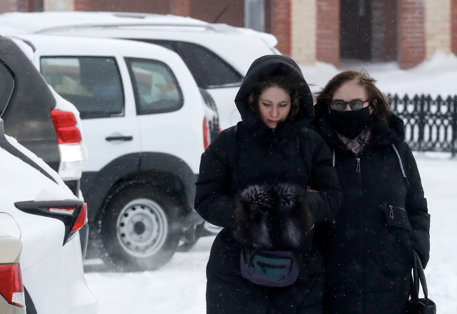 epaselect epa11165617 Lyudmila Navalnaya (R), mother of Alexei Navalny, walks accompanied by lawyers after visiting the Investigative Committee in Salekhard, Yamalo-Nenets region, Russia, 19 February  ...