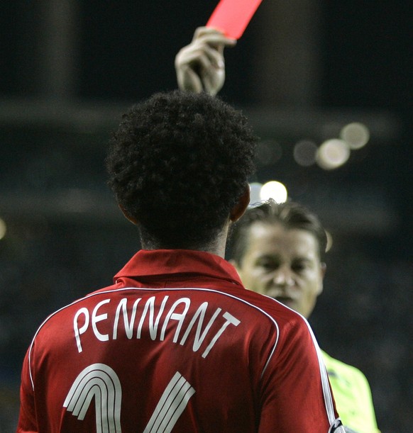 Liverpool&#039;s Jermaine Pennant is sent off after two yellow cards during their Champions League group A soccer match against FC Porto Tuesday, Sept. 18 2007, at the Dragao stadium in Porto, norther ...