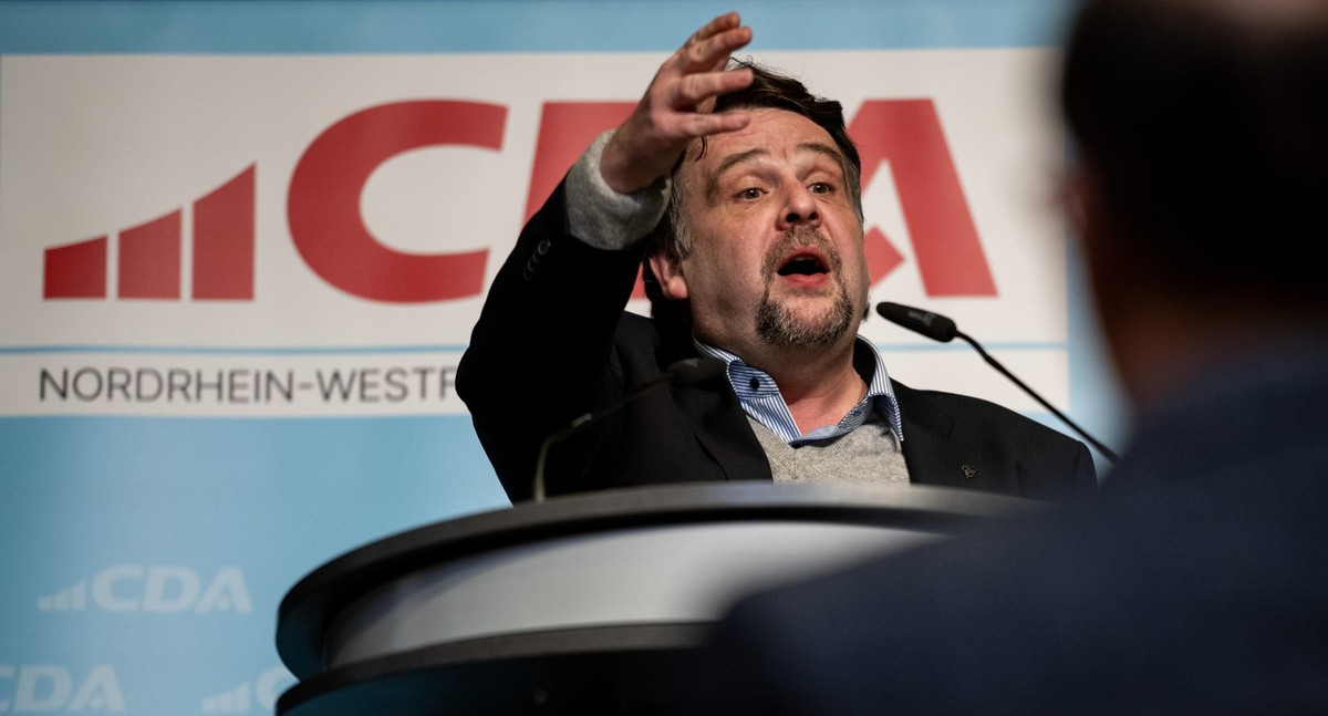 ARCHIV - 13.01.2025, Nordrhein-Westfalen, Bochum: Dennis Radtke, Landesvorsitzender der CDA Nordrhein-Westfalen, spricht bei der Betriebsr�tekonferenz der Christlich-Demokratischen Arbeitnehmerschaft  ...