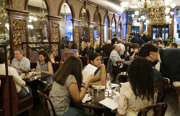 epa09214141 People sit at tables in a nearly full restaurant in the Brooklyn borough of New York, New York, USA, 19 May 2021. Today was the first day that many businesses in the city were allowed to o ...