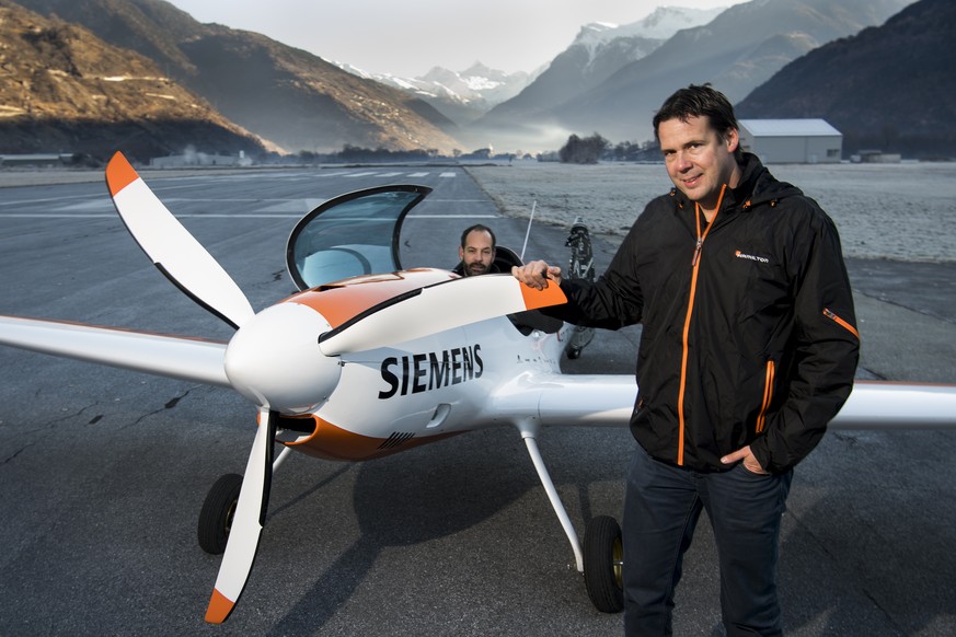 Deux initiateurs et pilotes Thomas Pfammatter et Sebastien Demont, posent a cote du projet d&#039;avion d&#039;acrobatie electrique &quot;Hamilton aEro&quot; ce jeudi 22 decembre 2016 a Rarogne dans l ...