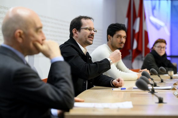 Daniel Jositsch (SP), Balthasar Glättli (Grüne), Saeed Farkhondeh (Migrant Solidarity Network) und Miriam Helfenstein vom Referendumskomitee, 25. Februar 2022. 
