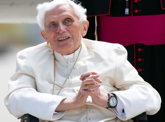 ARCHIV - 22.06.2020, Bayern, Freising: Der emeritierte Papst Benedikt XVI. kommt zu seinem R