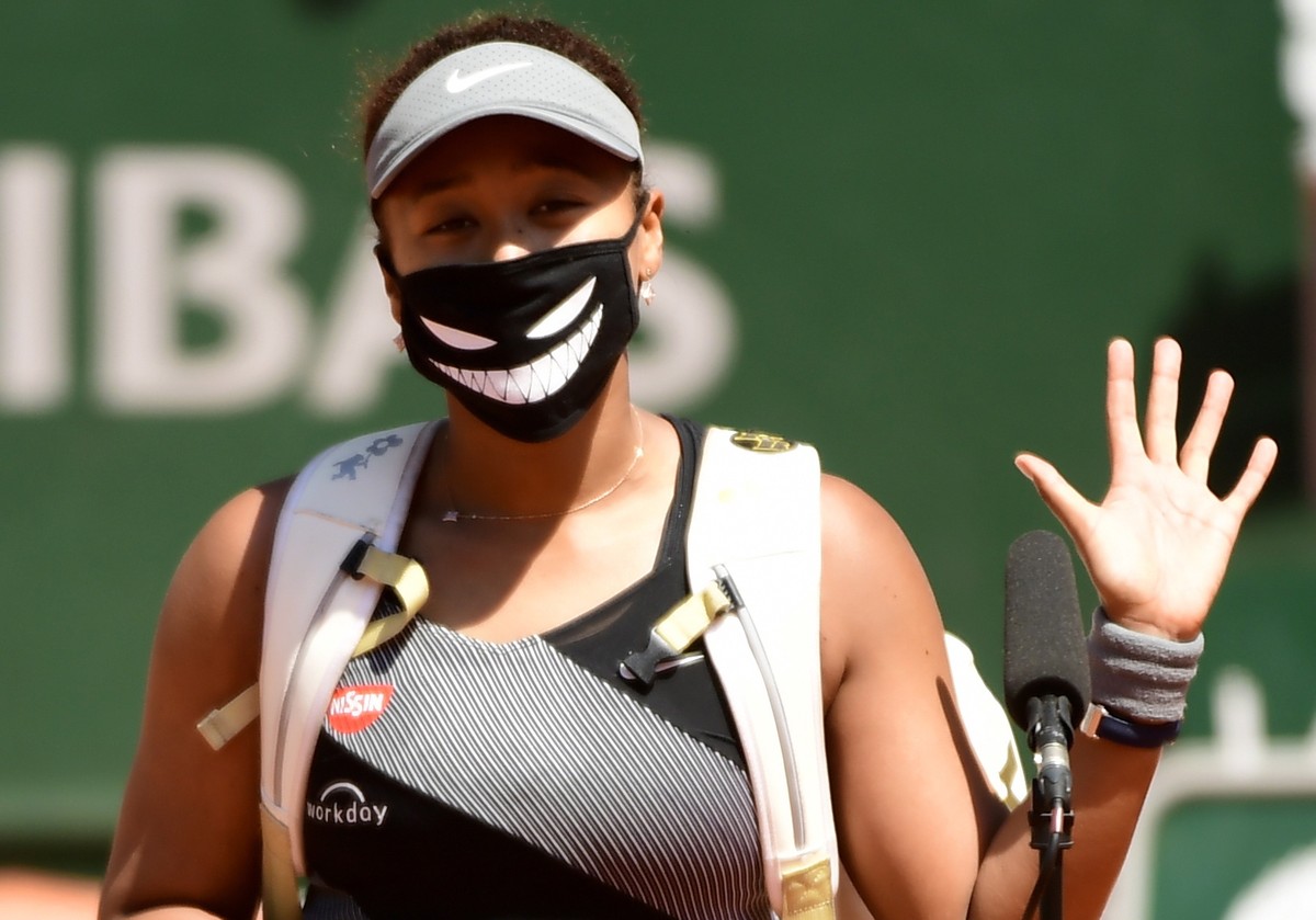 epa09236617 Naomi Osaka of Japan celebrates winning against Patricia Maria Tig of Romania during their first round match at the French Open tennis tournament at Roland ?Garros in Paris, France, 30 May ...