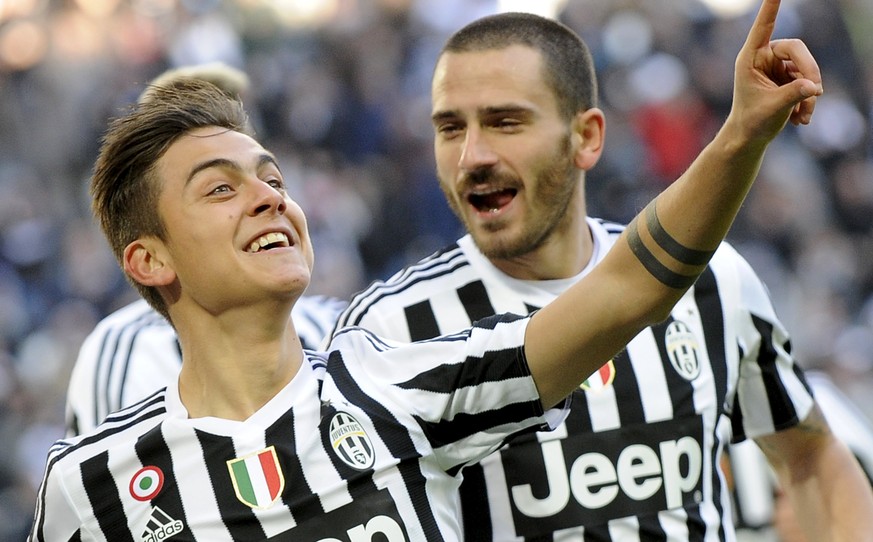 Juve-Torschütze Paulo Dybala jubelt mit Torschütze Leonardo Bonucci.