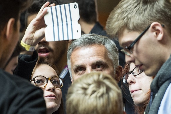 Ein Selfie mit dem Bundespräsidenten – Didier Burkhalter wurde von den Jugendlichen mit dem Prix Jeunesse ausgezeichnet.