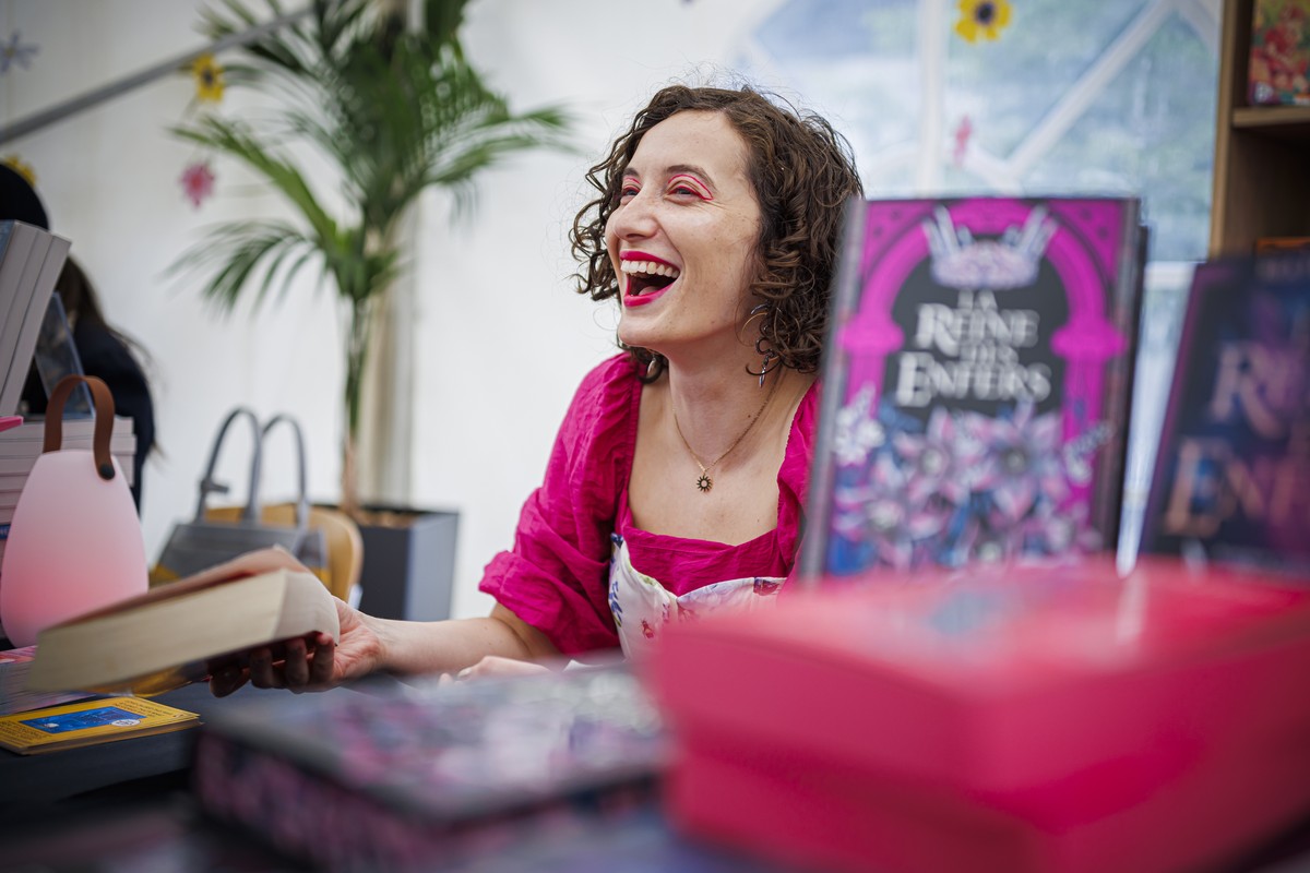 L'auteure anglaise Bea Fitzgerald signe des dedicaces lors du festival litteraire "Booklovers" pour jeunes adultes ce samedi 1 juin 2024 au pole museal Plateforme 10 a Lausanne. (KEYSTO ...