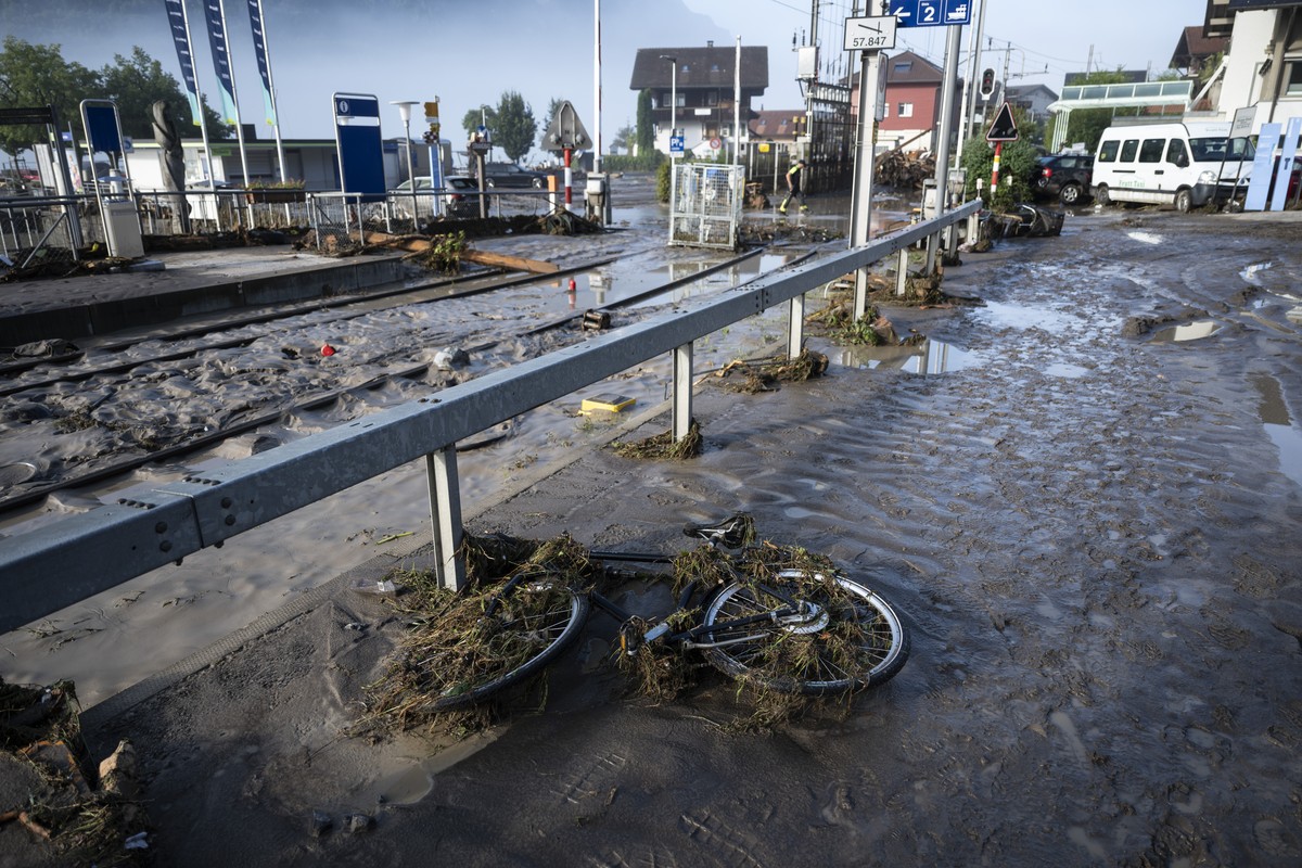 Der Geleisebereich der Zentralbahn Interlaken-Meiringen beim Bahnhof ist ueberschwemmt und mit Schutt und Schlamm bedeckt, am Dienstag, 13. August 2024 in Brienz. Am Vorabend haben heftige Gewitter ei ...