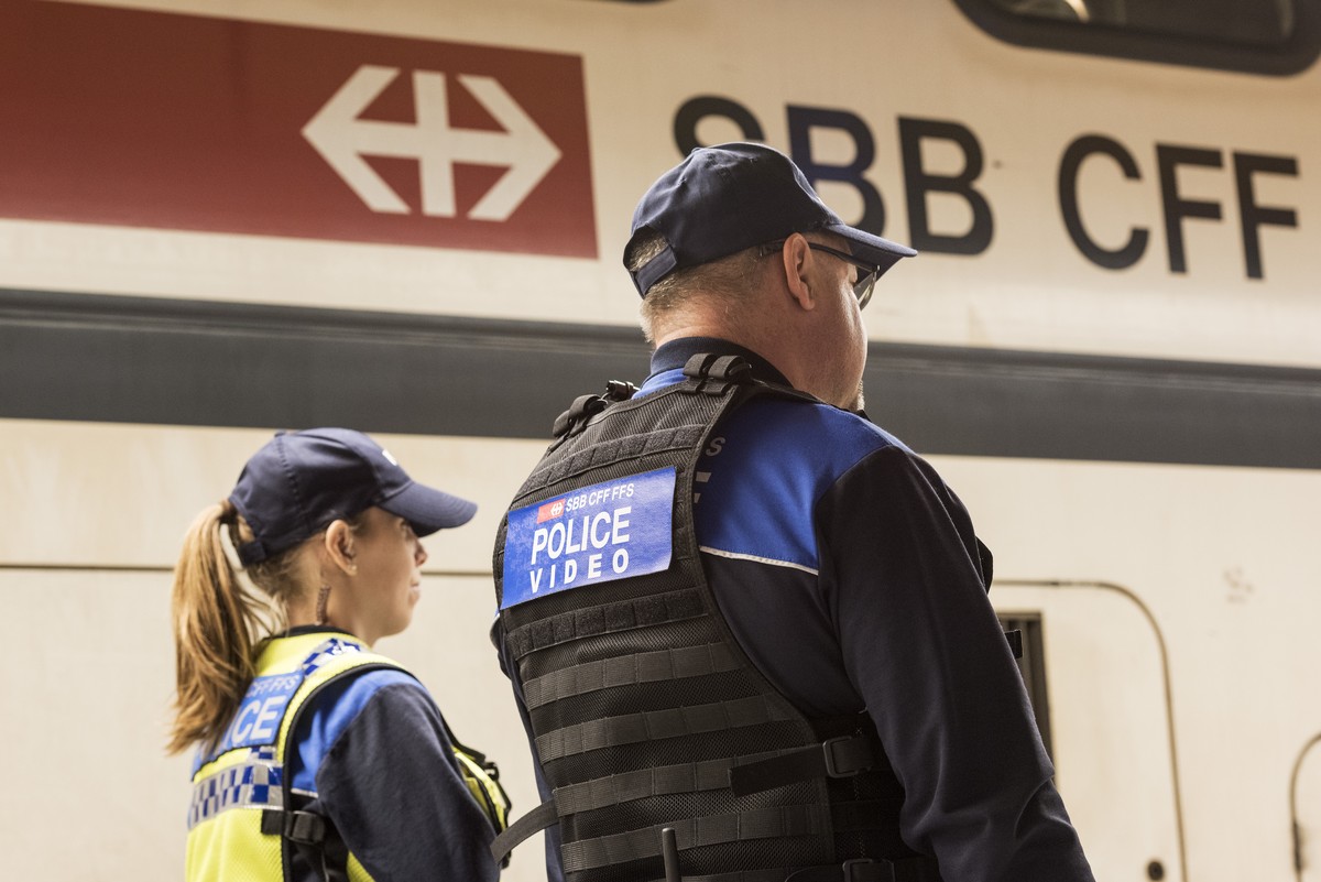 ZUR MELDUNG "SBB STARTET PILOTVERSUCH MIT BODYCAM" VOM MONTAG, 20. MAERZ 2017, STELLEN WIR IHNEN FOLGENDES BILDMATERIAL ZUR VERFUEGUNG --- Die Transportpolizei der SBB testet in einem 30 woe ...