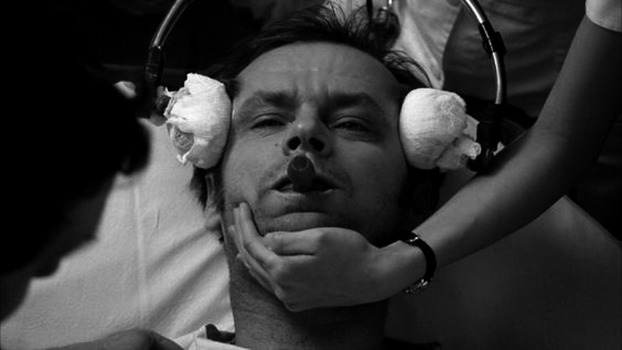 Der psychisch unversehrte Straftäter McMurphy (Jack Nicholson) wird mittels Elektrokrampftherapie gefügig gemacht.&nbsp;