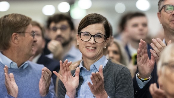 Eva Biland, FDP, Mitte, klatscht bei der Bekanntgabe der Zwischenresultate, am Tag der Gesamterneuerungswahlen von Regierungsrat und Grossem Rat des Kantons Basel-Stadt, am Sonntag, 20. Oktober 2024 i ...