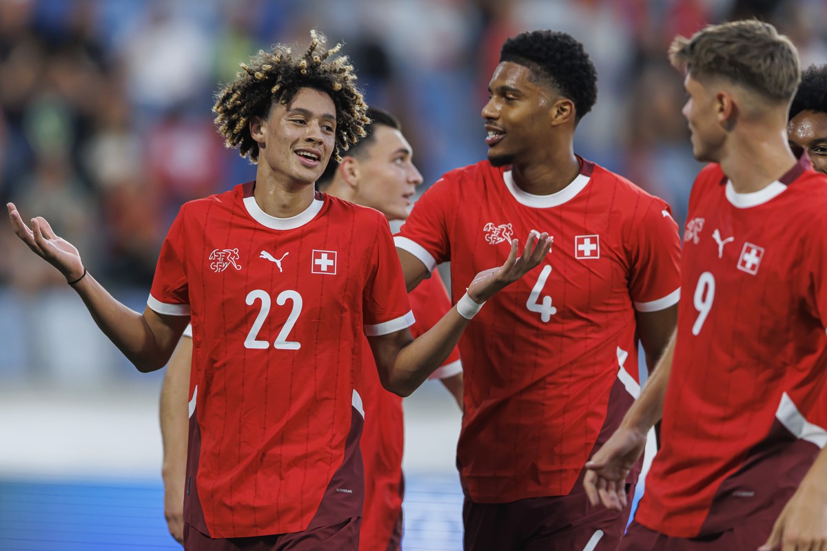 Switzerland's Franck Surdez, left, celebrates his goal with his teammates during the Under 21 UEFA Euro 2025 Qualifying Group E soccer match between Switzerland and Albania, at the stade de la Tu ...