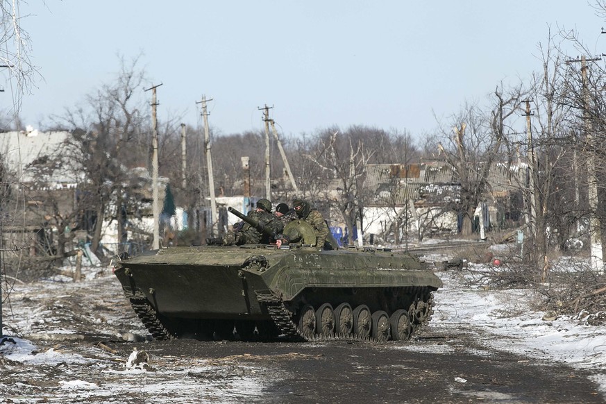 Mit schwerem Gerät in die umkämpfte Stadt Debalzewo vorgerückt: prorussische Separatisten in einem Panzerfahrzeug.