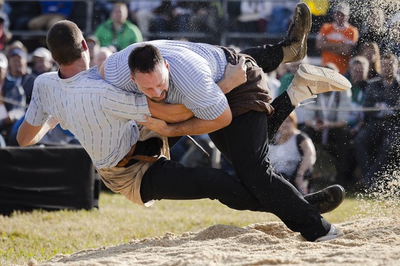 epa09486929 Swiss alpine wrestler Kilian Wenger (R) fights against Damian Ott during the wrestling tournament 'Kilchberger Schwinget' in Kilchberg, Canton Zurich, Switzerland, 25 September 2 ...