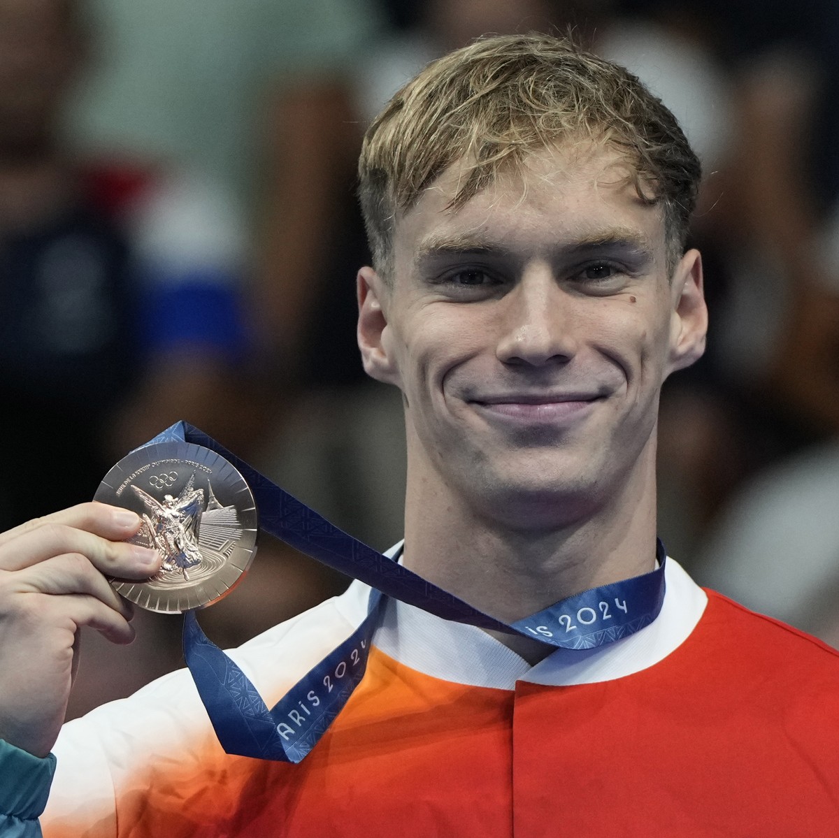 Roman Mityukov, of Switzerland, poses for a photo with his bronze medal from the men's 200-meter backstroke final at the 2024 Summer Olympics, Thursday, Aug. 1, 2024, in Nanterre, France. (AP Pho ...